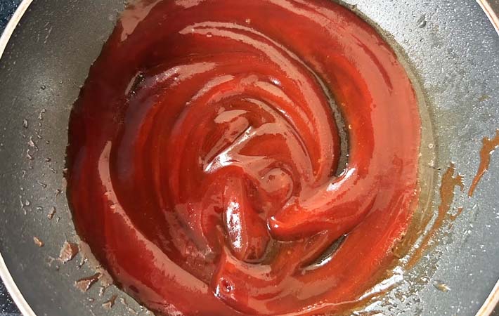 『卵入りハンバーグ』を作る写真
