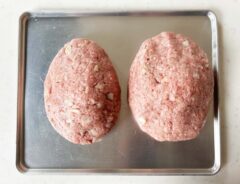 『卵入りハンバーグ』を作る写真