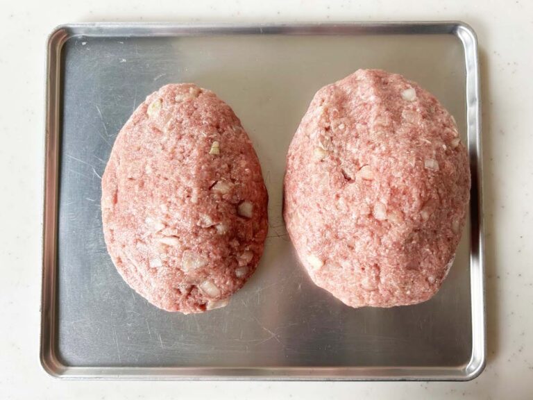 『卵入りハンバーグ』を作る写真