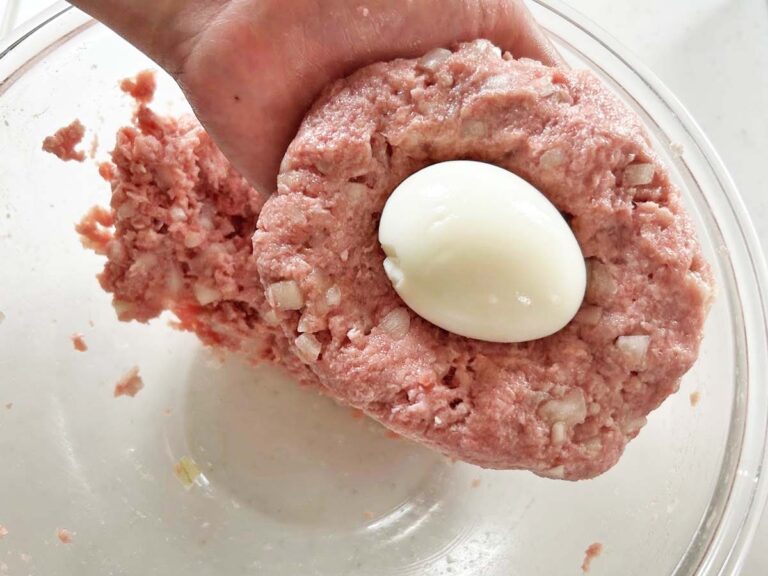 『卵入りハンバーグ』を作る写真