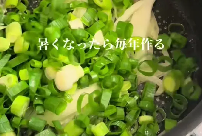 タマネギなどを炒める