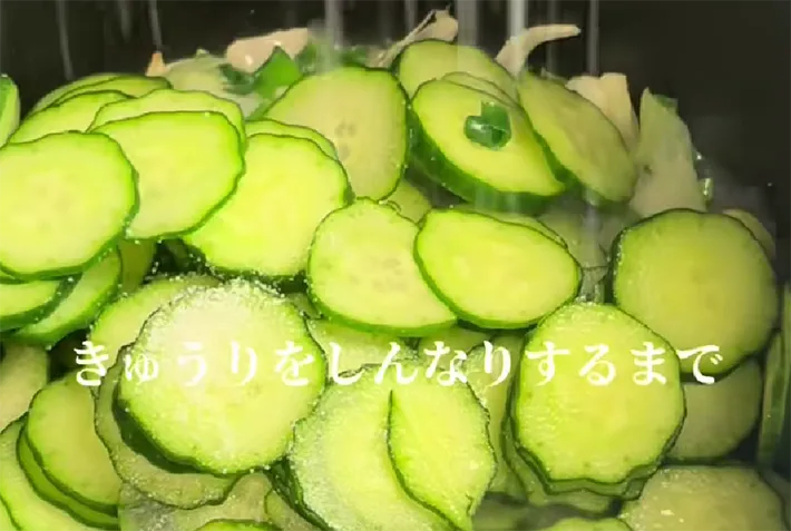 キュウリを鍋に入れて炒める
