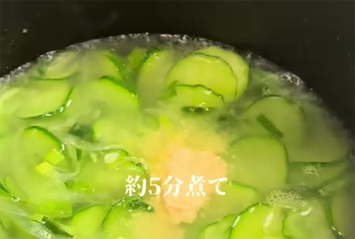 鶏がらスープの素などを加える