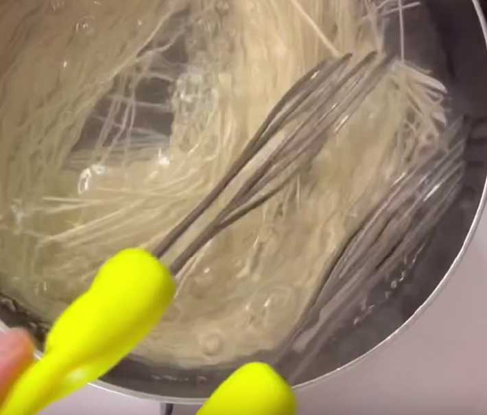 そうめんをゆでる