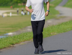 マラソンをする男性