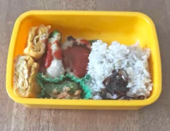 弁当の中身が寄っている写真