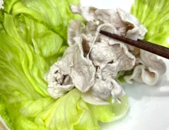 砂糖を入れてゆでた豚肉の写真