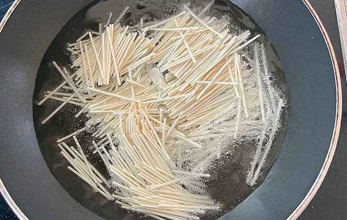 『パリパリそうめん』を作る写真