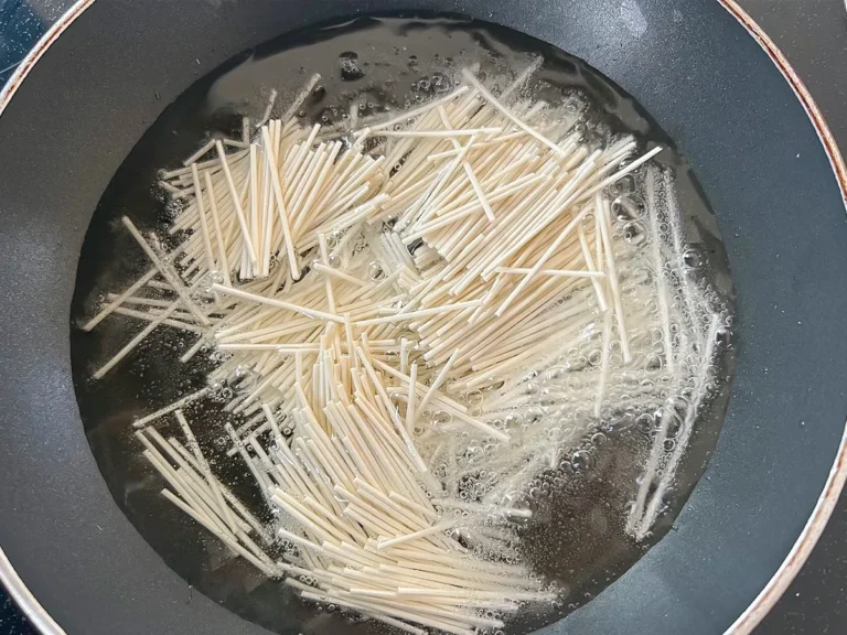 『パリパリそうめん』を作る写真