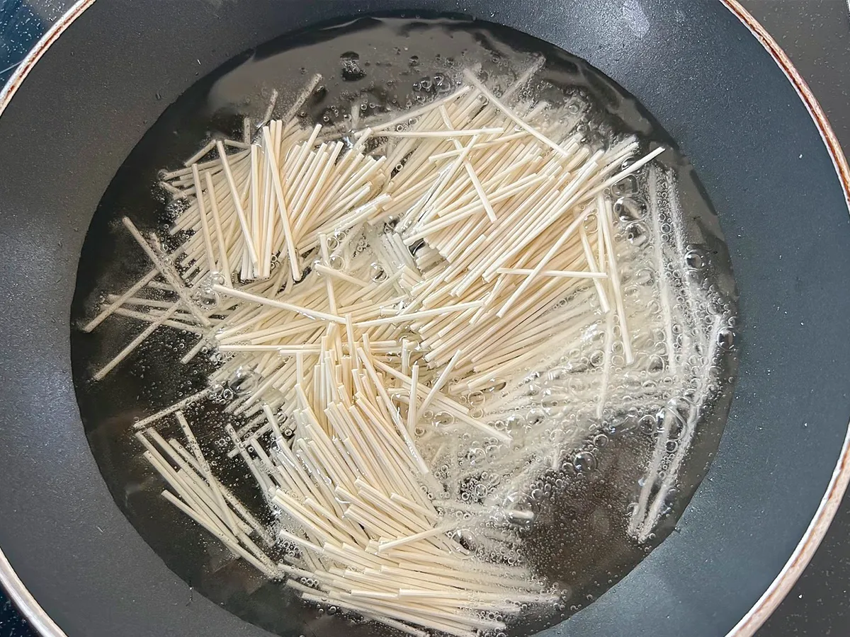 『パリパリそうめん』を作る写真