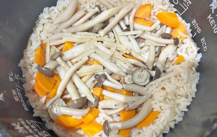 『焼き鳥缶の炊き込みご飯』を作る写真