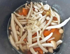 『焼き鳥缶の炊き込みご飯』を作る写真