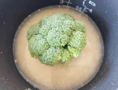 『ブロッコリーの炊き込みご飯』を作る写真