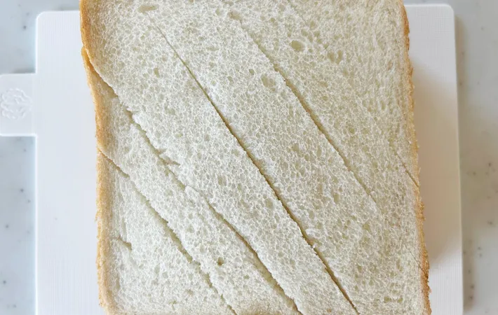 『背徳の金の豚角煮ホットサンド』を作る写真