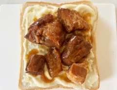 『背徳の金の豚角煮ホットサンド』を作る写真