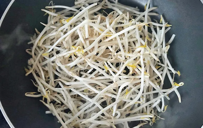 『麻婆豆腐の素で担々麵』を作る写真（撮影：エニママ）