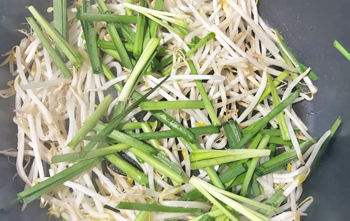 『麻婆豆腐の素で担々麵』を作る写真（撮影：エニママ）