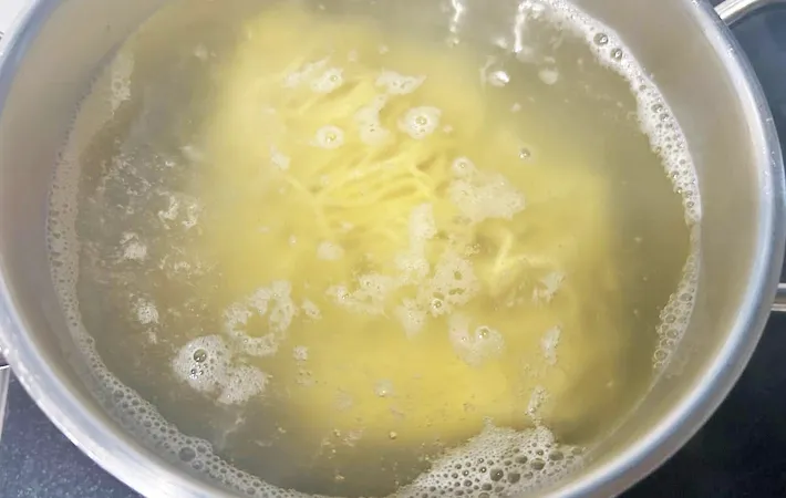 『麻婆豆腐の素で担々麵』を作る写真（撮影：エニママ）