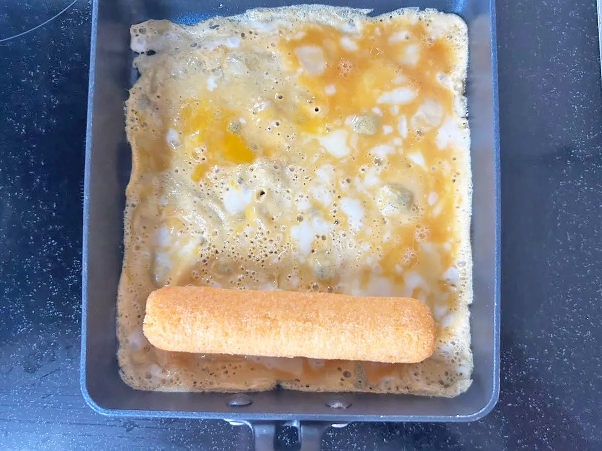 『うまい棒入り玉子焼き』を作る写真