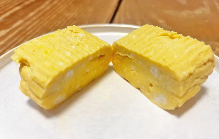 『レンジで簡単 だし巻きたまご』で作っただし巻き卵の写真（撮影：エニママ）
