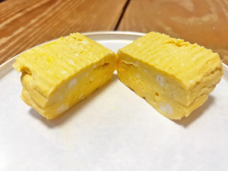 『レンジで簡単 だし巻きたまご』で作っただし巻き卵の写真(撮影:エニママ)