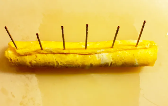 『ソーセージとチーズの卵巻き』を作る写真（撮影：エニママ）