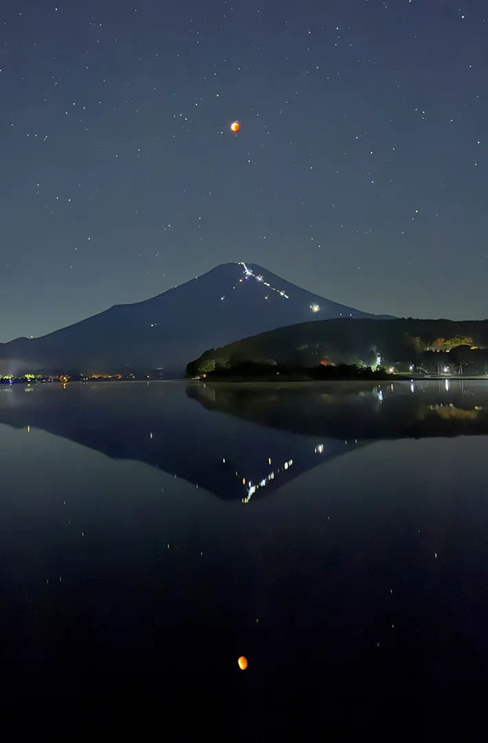 Shoya（@shoyan_03）さんがスマートフォンで撮影した、皆既月食と富士山の1枚