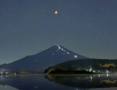 Shoya（@shoyan_03）さんがスマートフォンで撮影した、皆既月食と富士山の1枚