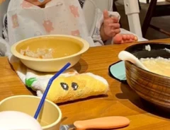 雑炊を食べる0歳児