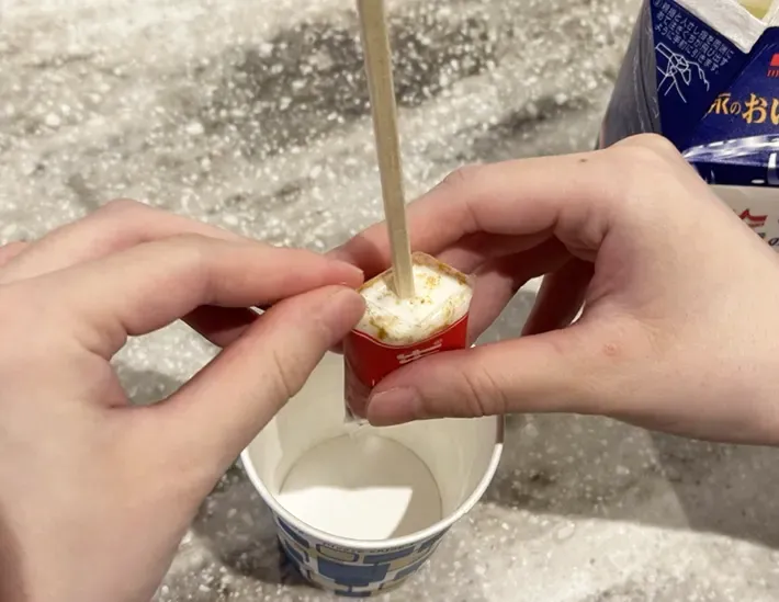 割りばしを挿す