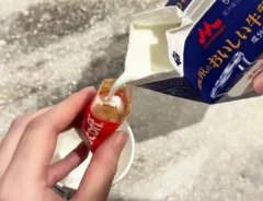 ビスケットに牛乳を注ぐ
