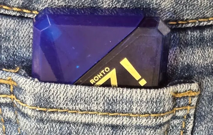 ウォッチポケットに入れた目薬の写真