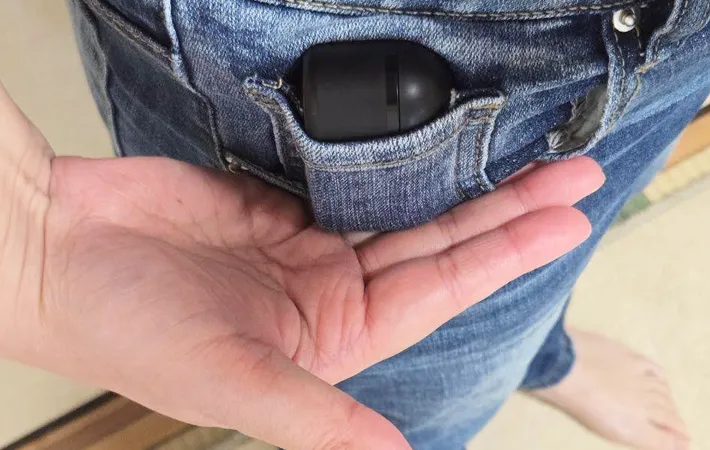 ウォッチポケットに入れたワイヤレスイヤホンの写真
