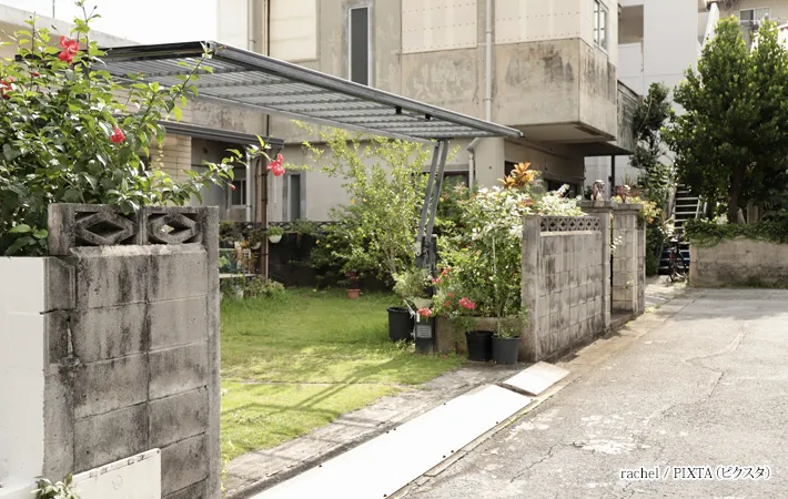 沖縄の住宅街の一軒の写真