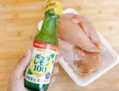 ポッカレモン100と鶏むね肉の写真