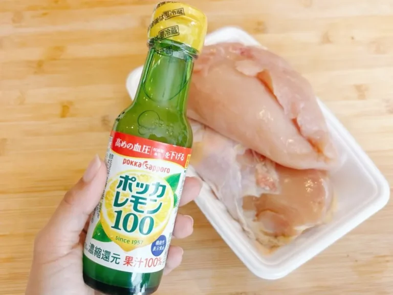 ポッカレモン100と鶏むね肉の写真