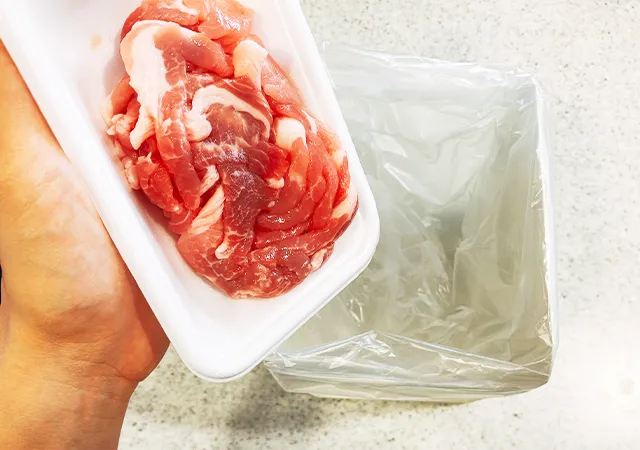 ブックエンドとポリ袋、肉