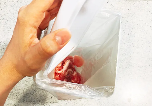 ブックエンドとポリ袋、肉