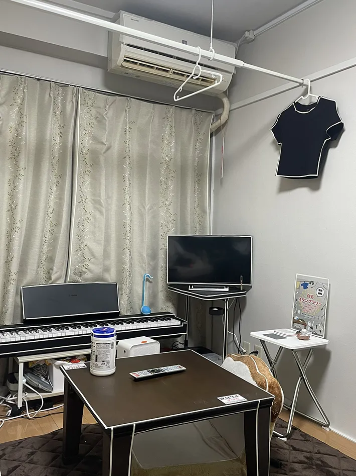 電気をつけた状態の部屋