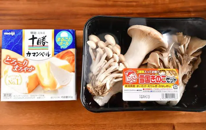『キノコとカマンベールチーズの炊き込みご飯』の材料写真