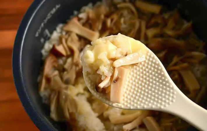 『キノコとカマンベールチーズの炊き込みご飯』を作っている写真