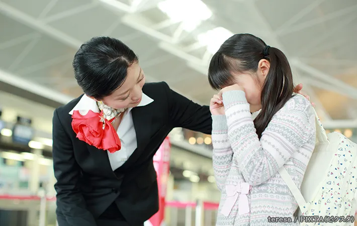 泣いている子供と女性の写真