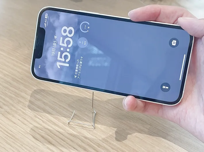 スマホスタンドにスマホを立てかける