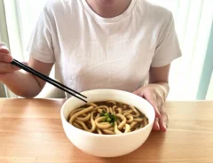 カレーうどんを食べる女性