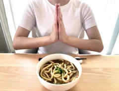 カレーうどんを食べる女性