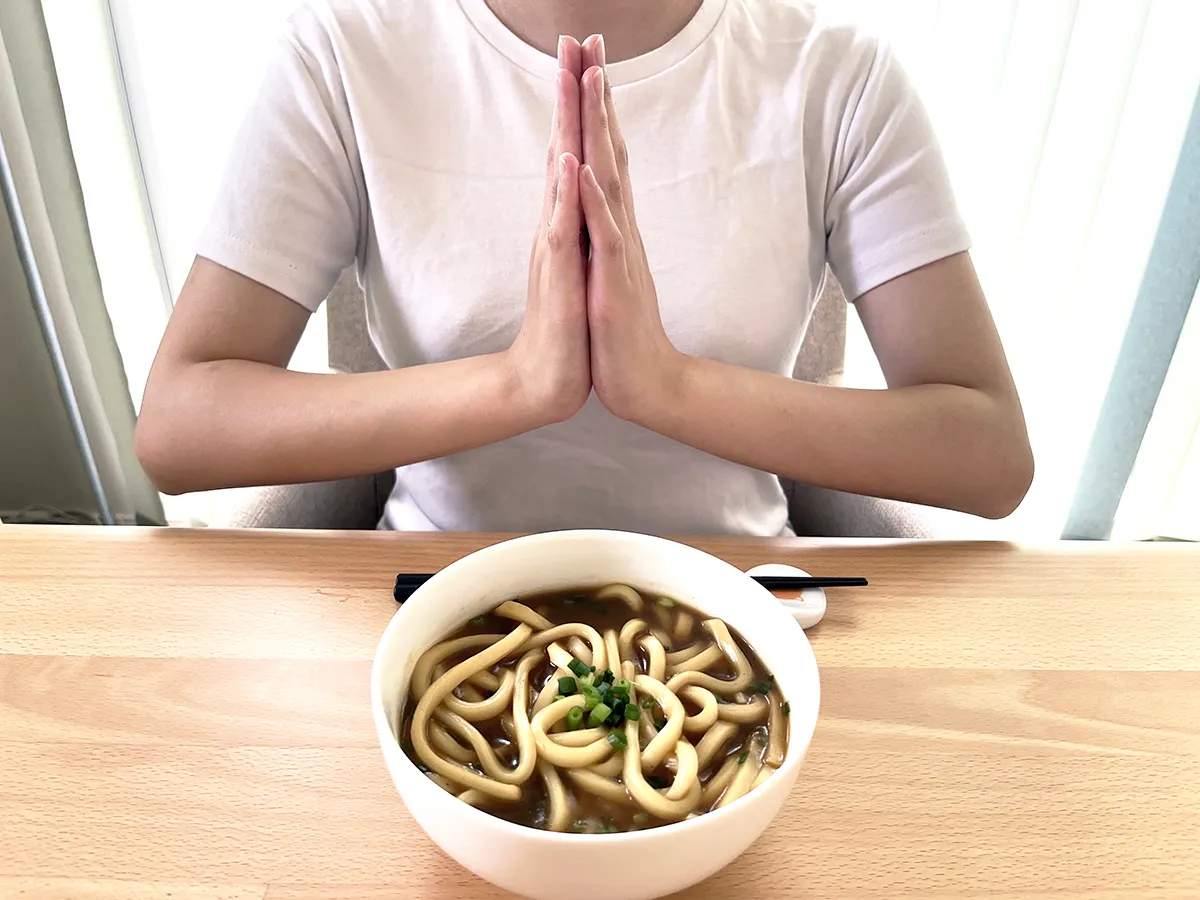 カレーうどんを食べる女性