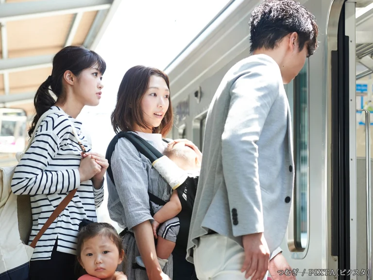 電車に乗る前の人の写真