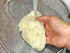 『麻婆豆腐の素で坦々風そうめん』を作る写真