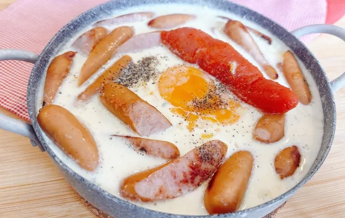 『背徳カルボナーラらーめん』を作る写真