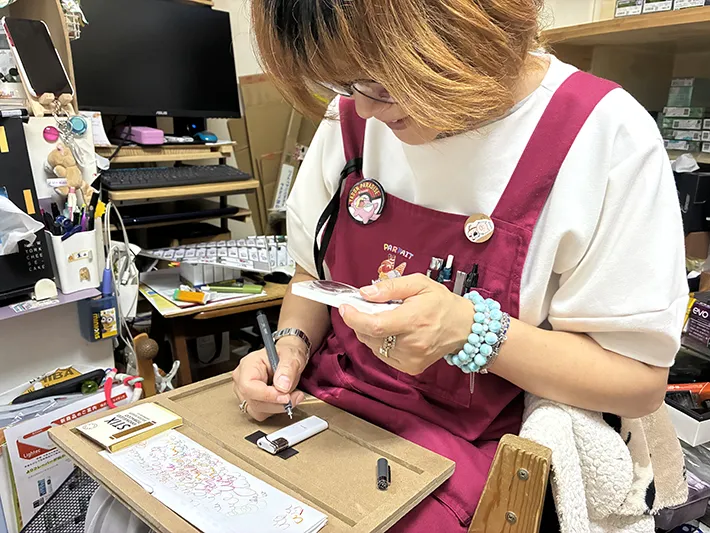 ライターにイラストを描く女性の写真（撮影：grape編集部）